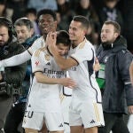 Lucas Vázquez celebra con Fran García el gol del triunfo ante el Alavés