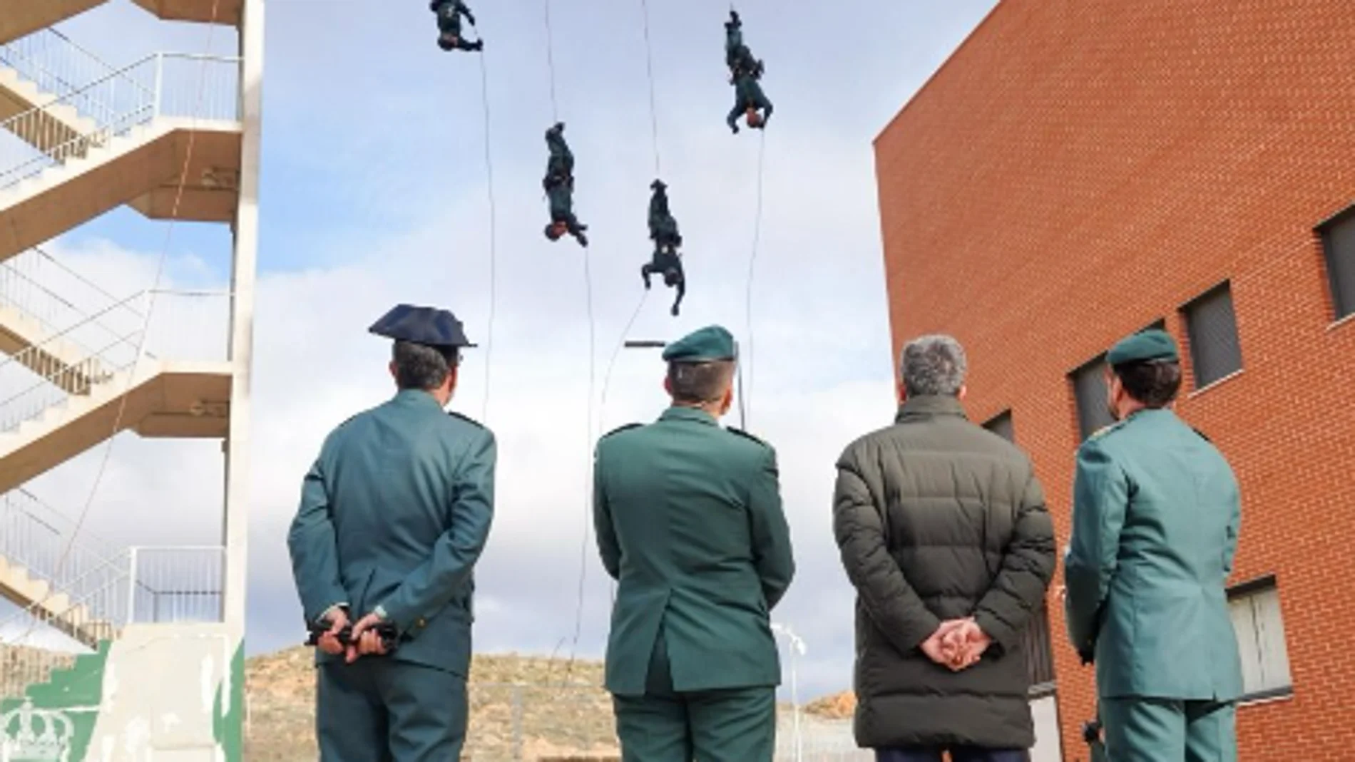 El director general contempla una demostración de los agentes