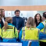 Ayuso visita las instalaciones de Madrid 112 con motivo de las fiestas navideñas 