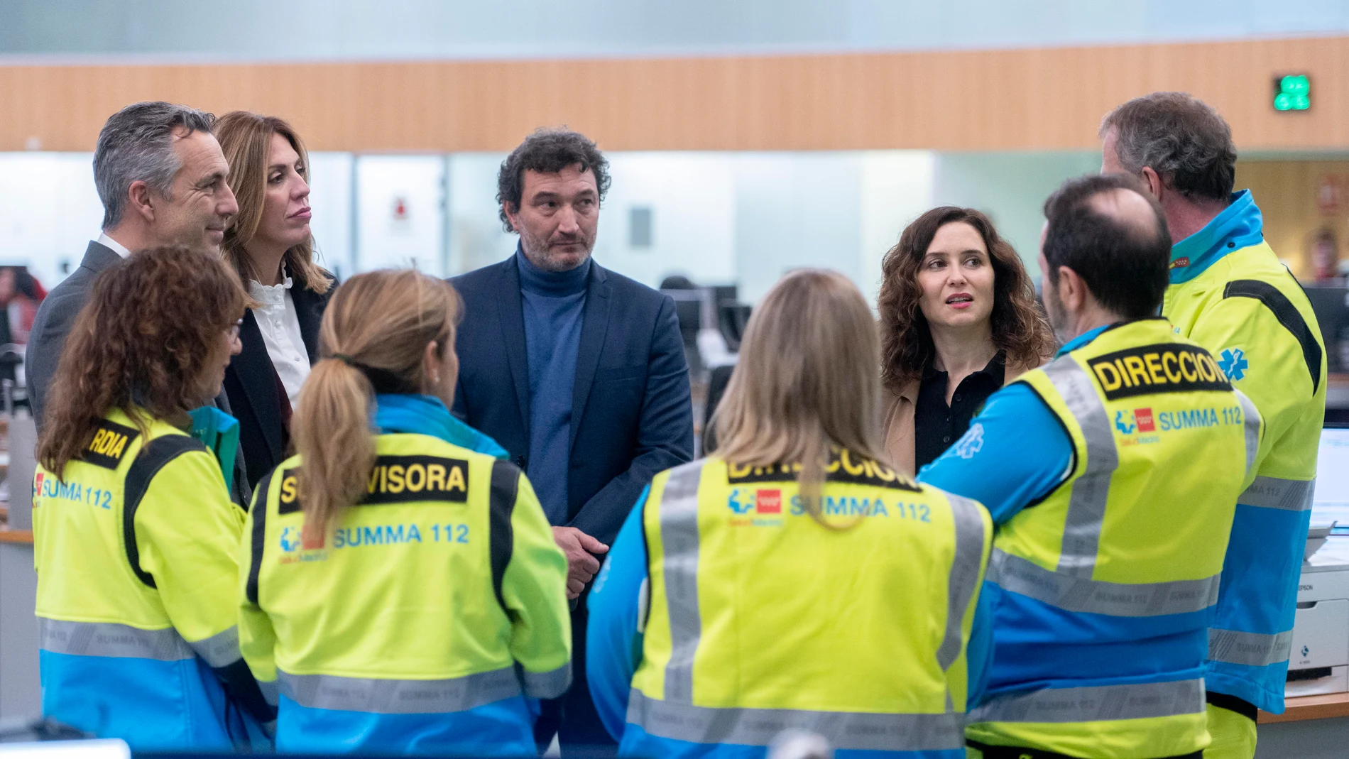 (I-D) El consejero de Medio Ambiente de la CAM, Carlos Novillo; la alcaldesa de Pozuelo, Paloma Tejero; el director de emergencias y seguridad Madrid 112, Pedro Ruiz y la presidenta de la Comunidad de Madrid, Isabel Díaz Ayuso, conversan con trabajadores del 112, durante su visita a las instalaciones de la Agencia de Seguridad y Emergencias Madrid 112 (ASEM112) con motivo de las fiestas navideñas, en la Agencia de Seguridad y Emergencias Madrid 112 (ASEM112), a 21 de diciembre de 2023, en Po...