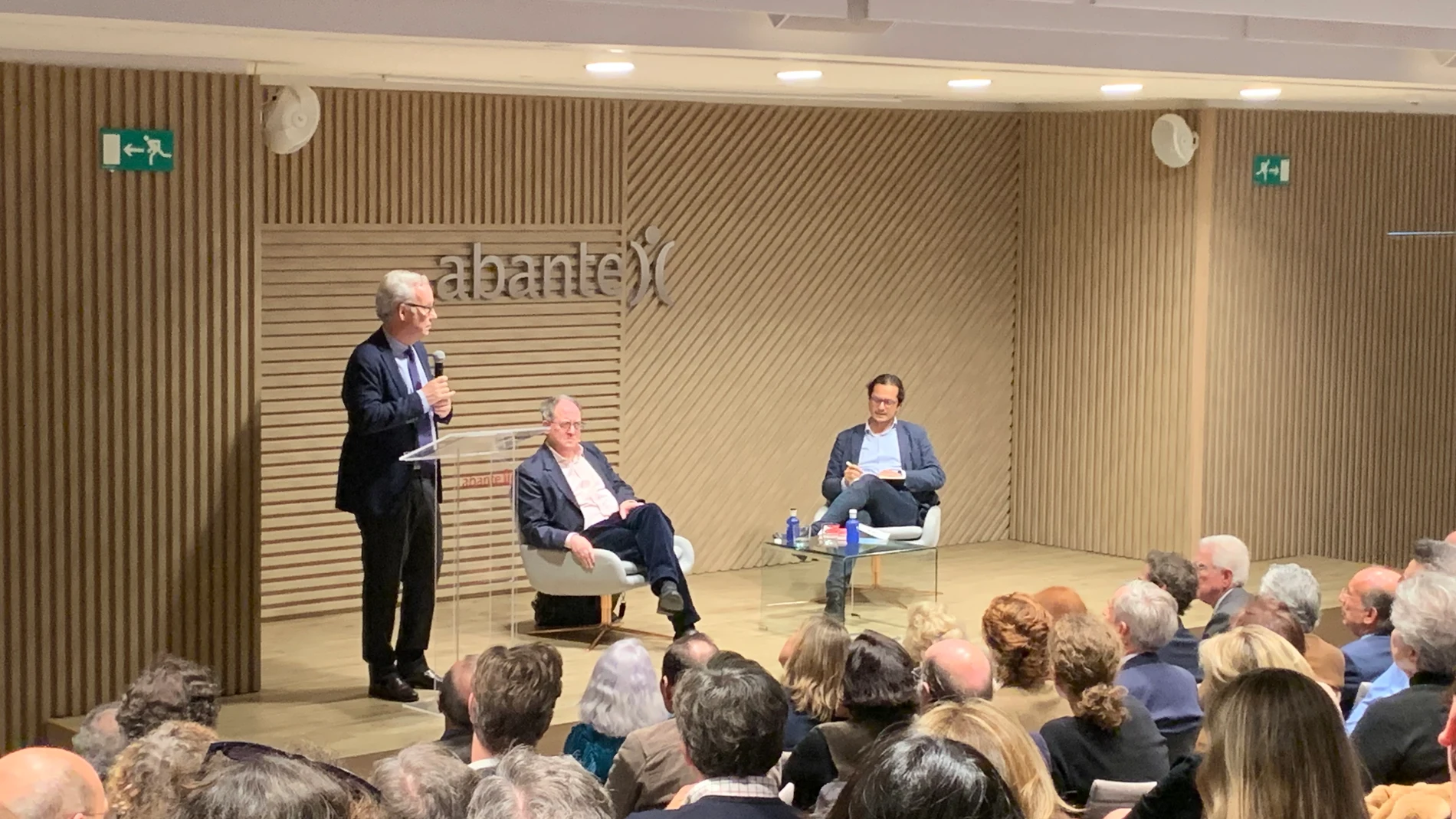 José M. de Areilza, director de la revista Política Exterior, con Gideon Rachman, analista jefe de Internacional del Financial Times, y José I. Torreblanca, director de la Oficina en Madrid del European Council on Foreign Relations (12 de diciembre 2023).