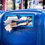 Contenedor de reciclaje de papel lleno de cartones