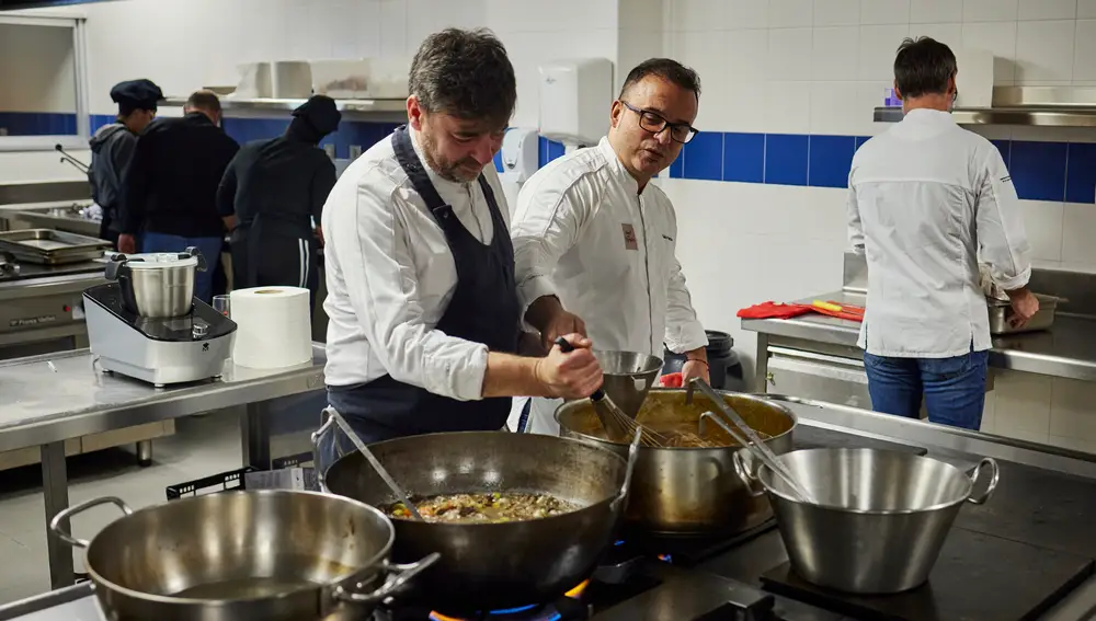 El alcalde de Madrid, José Luis Martínez-Almeida visita la sede de la Fundación José María de Llanos, donde se celebra una de las comidas solidarias que la Organización Interprofesional de Carne de Vacuno (PROVACUNO) ha organizado con ocho chefs españoles con estrella Michelín y que se reparten en varios centros de acogida para personas sin hogar de la capital. © Alberto R. Roldán / Diario La Razón. 21 12 2023