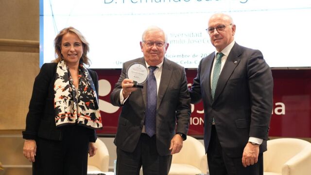 De izq. A dcha.: Nieves Segovia, presidente de la SEK Education Group, Fernando Jáuregui y Aldo Olcese, presidente de la Fundación Independiente