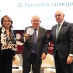 De izq. A dcha.: Nieves Segovia, presidente de la SEK Education Group, Fernando Jáuregui y Aldo Olcese, presidente de la Fundación Independiente