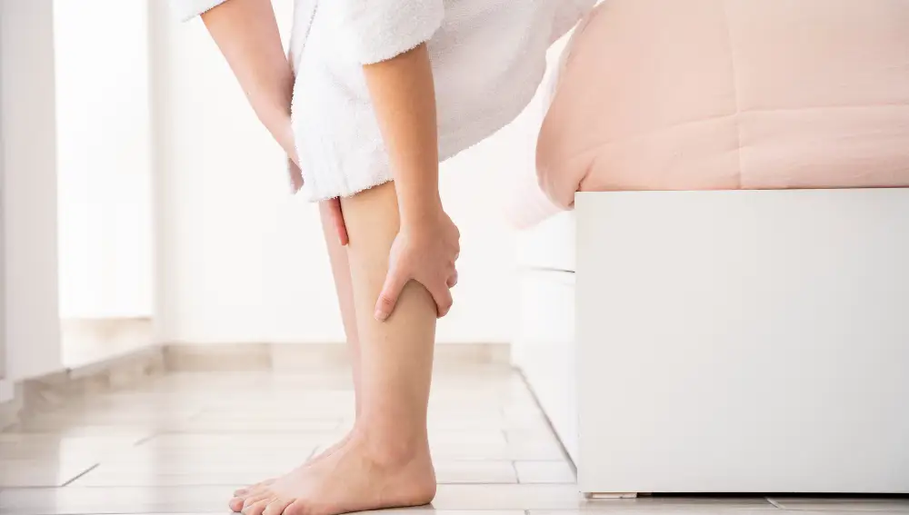 Mujer dolor piernas
