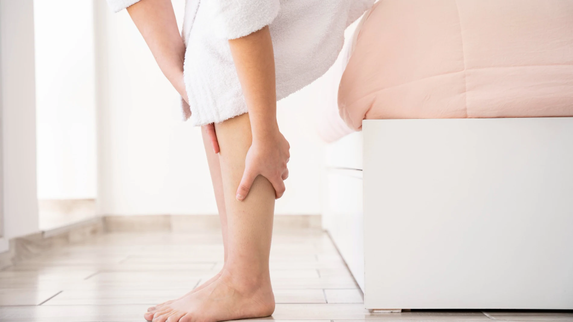 mujer dolor piernas