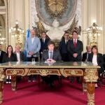 El presidente de Argentina, Javier Milei, junto al resto de miembros de su Gobierno