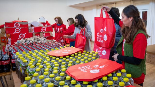 Varios voluntarios preparan las bolsas para entregar a las familias más vulnerables de Madrid