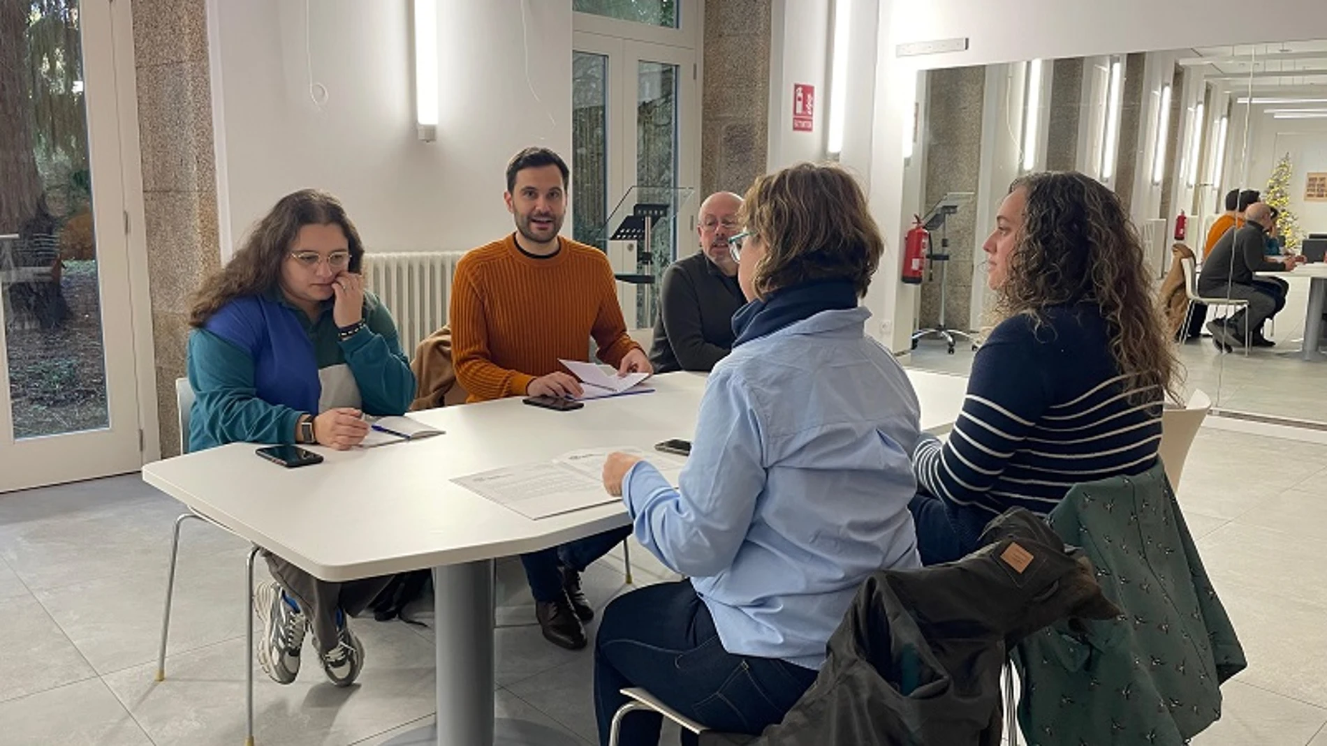 El portavoz Paulo Carlos López en una reunión, ayer, con Anpas.