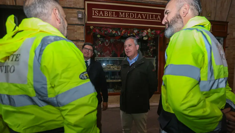 Agentes cívicos nocturnos, junto al alcalde de Sevilla