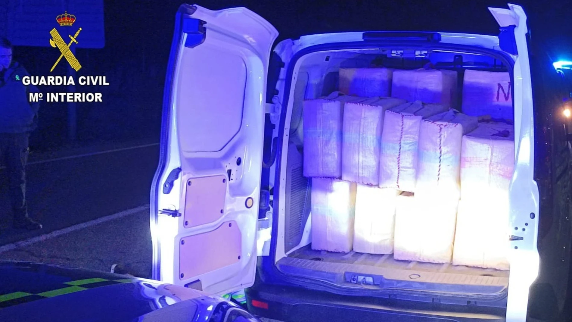 El vehículo interceptado con la droga