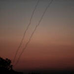 O.Próximo.- El brazo armado de Hamás lanza decenas de proyectiles contra Israel, con interceptaciones cerca de Tel Aviv