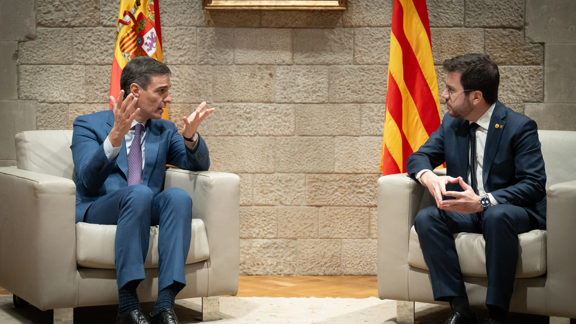 El presidente del Gobierno, Pedro Sánchez (i), y el president de la Generalitat de Catalunya, Pere Aragonès (d), se reúnen en el Palau de la Generalitat, a 21 de diciembre de 2023, en Barcelona, Catalunya (España). Este es el primer encuentro entre ambos, después de que sus formaciones, PSOE y ERC, alcanzaran un acuerdo para la investidura del líder socialista. Durante la reunión, han tratado el desarrollo de los asuntos recogidos en el pacto firmado entre ambos partidos, como la Ley de Amnis...