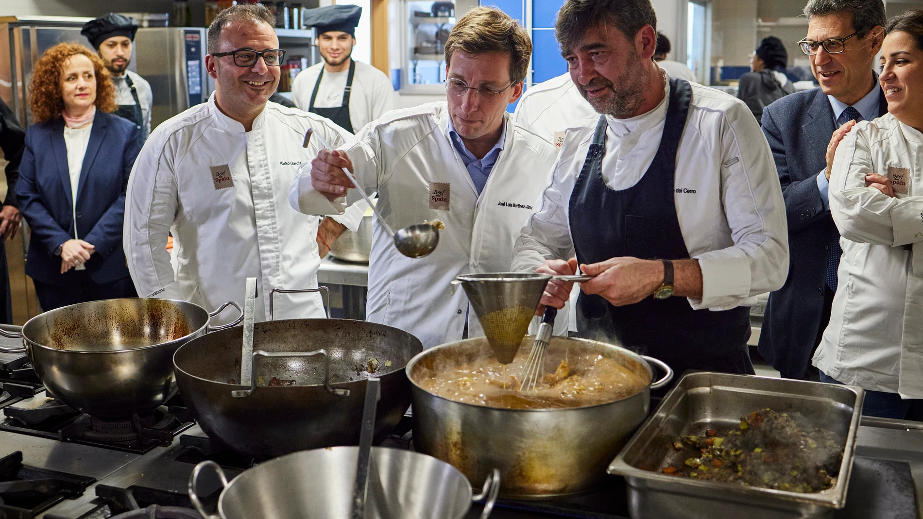 El alcalde de Madrid, José Luis Martínez-Almeida visita la sede de la Fundación José María de Llanos, donde se celebra una de las comidas solidarias que la Organización Interprofesional de Carne de Vacuno (PROVACUNO) ha organizado con ocho chefs españoles con estrella Michelín y que se reparten en varios centros de acogida para personas sin hogar de la capital. © Alberto R. Roldán / Diario La Razón. 21 12 2023