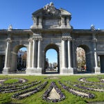 La renovada Puerta de Alcalá de Madrid luce ya su Belén luminoso diseñado por el arquitecto Ben Busche
