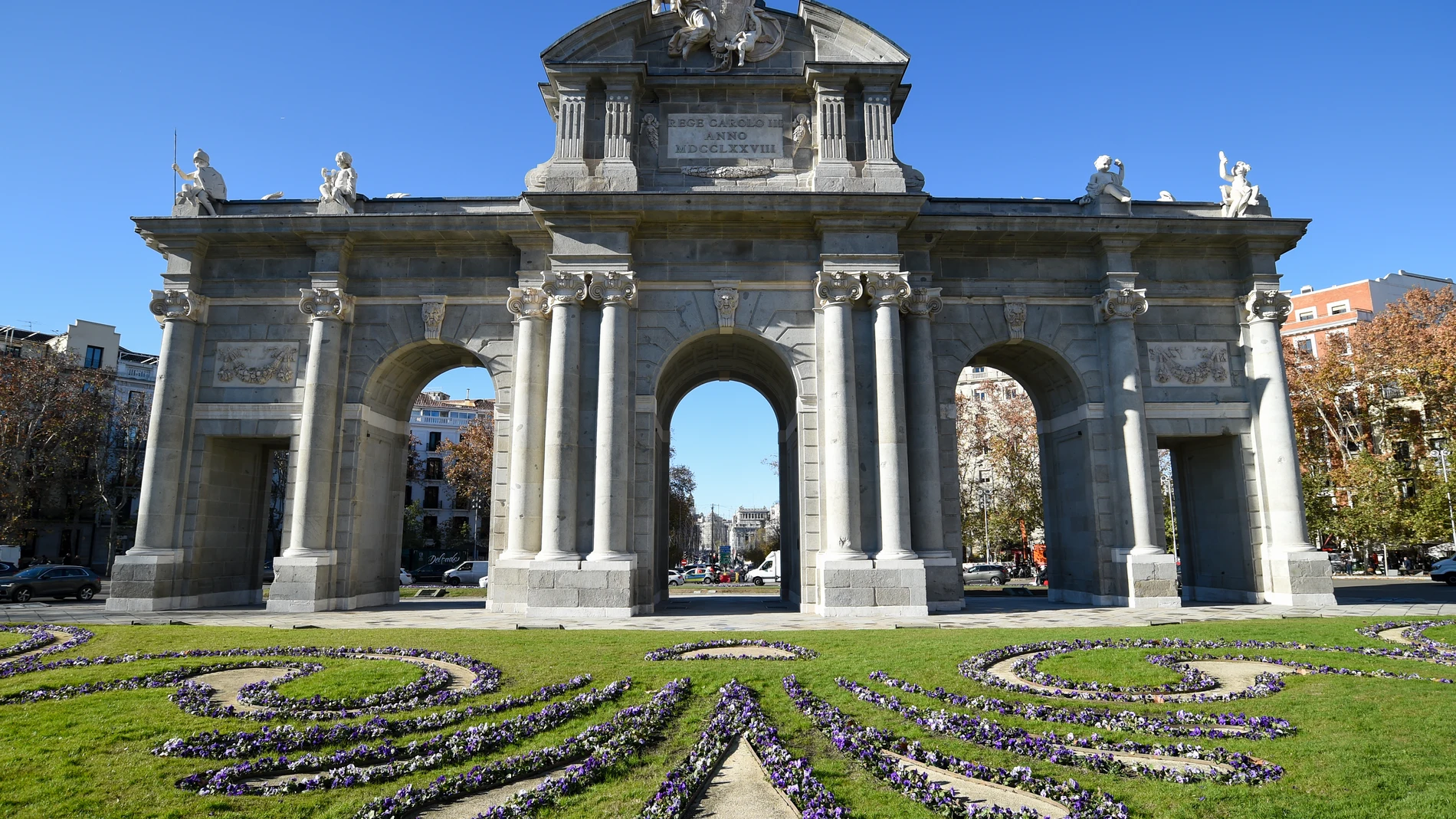 La renovada Puerta de Alcalá de Madrid luce ya su Belén luminoso diseñado por el arquitecto Ben Busche