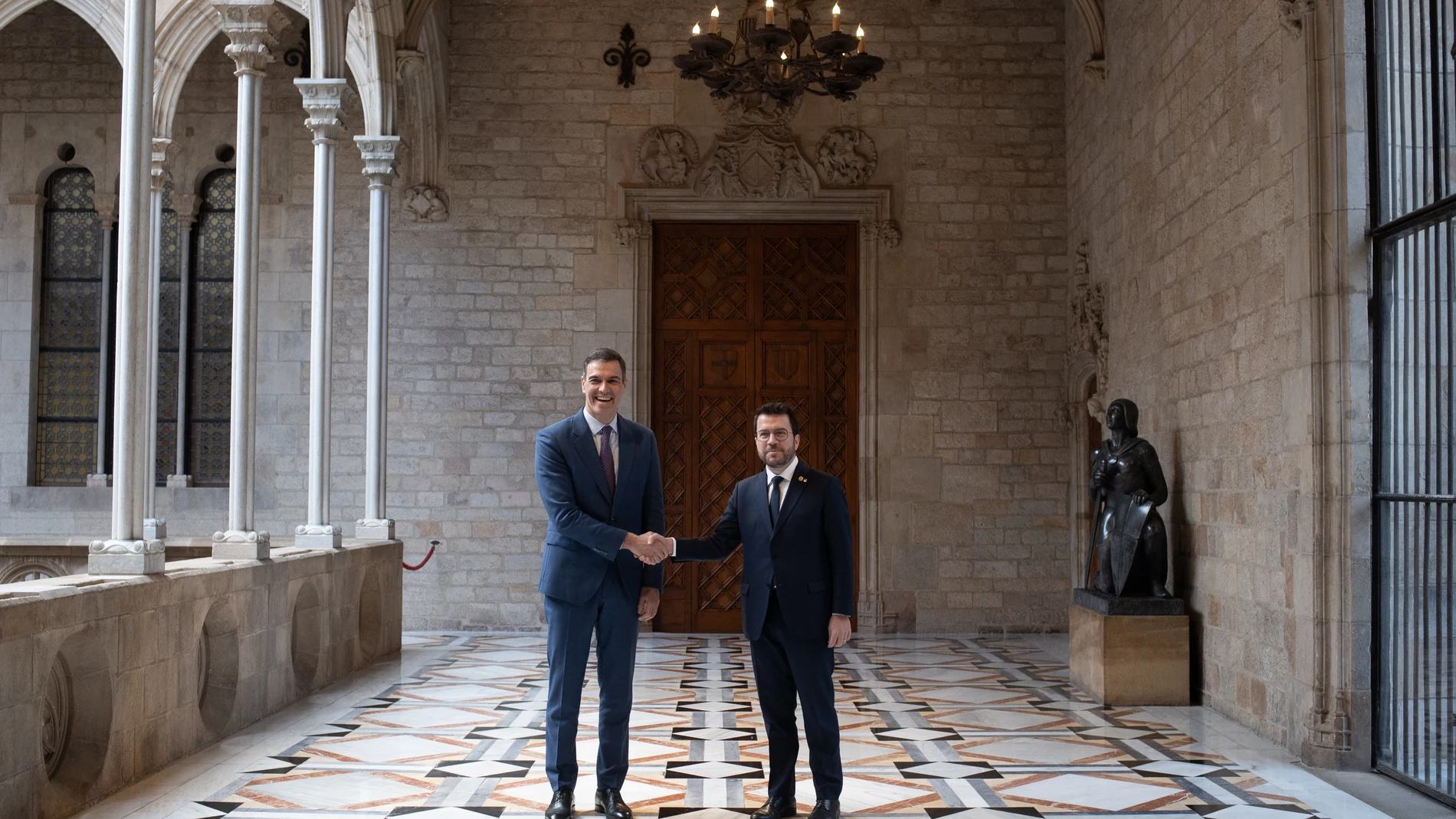 El presidente del Gobierno, Pedro Sánchez (i), y el president de la Generalitat de Catalunya, Pere Aragonès (d), se reúnen en el Palau de la Generalitat, a 21 de diciembre de 2023, en Barcelona, Catalunya (España). Este es el primer encuentro entre ambos, después de que sus formaciones, PSOE y ERC, alcanzaran un acuerdo para la investidura del líder socialista. Durante la reunión, han tratado el desarrollo de los asuntos recogidos en el pacto firmado entre ambos partidos, como la Ley de Amnis...