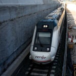 Un tren circula por el túnel construido de acceso a la estación Murcia del Carmen