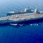 El portaaviones más grande del mundo, USS Gerald R. Ford (CVN 78), reabastece de combustible desde el engrasador de reabastecimiento en curso USNS Laramie en el Mar Mediterráneo oriental, 11 de octubre de 2023