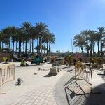 La zona de la Explanada, en su intersección con la Rambla, en la que se celebrará la fiesta de Nochevieja en Alicante está en obras.