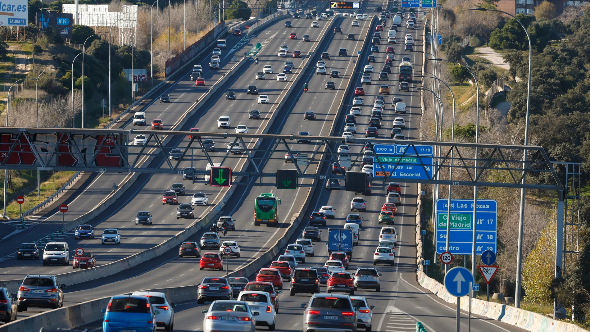 MADRID (ESPAÑA), 22/12/2023.- Aspecto del tráfico este viernes en la A-6 a la altura de Las Rozas. La Comunidad de Madrid ha pedido a los conductores que extremen la precaución ante los desplazamientos que se van a producir durante las fiestas navideñas, entre Nochebuena y Reyes, fechas en las que muchos ciudadanos se trasladan fuera de su domicilio habitual para disfrutar de unos días de vacaciones. EFE/ Juan Carlos Hidalgo