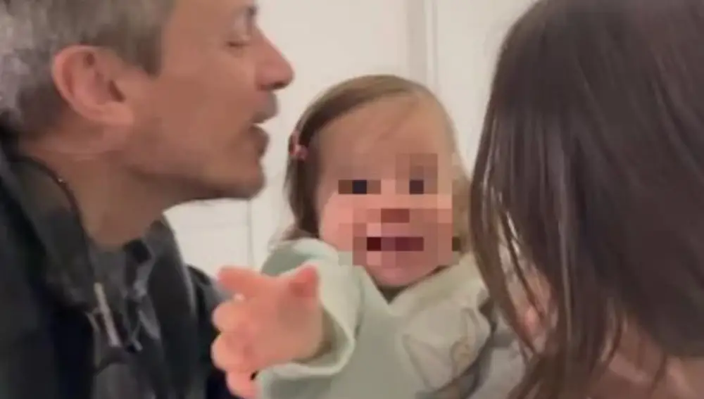 Violeta Magriñán y su suegro con su hija Gala