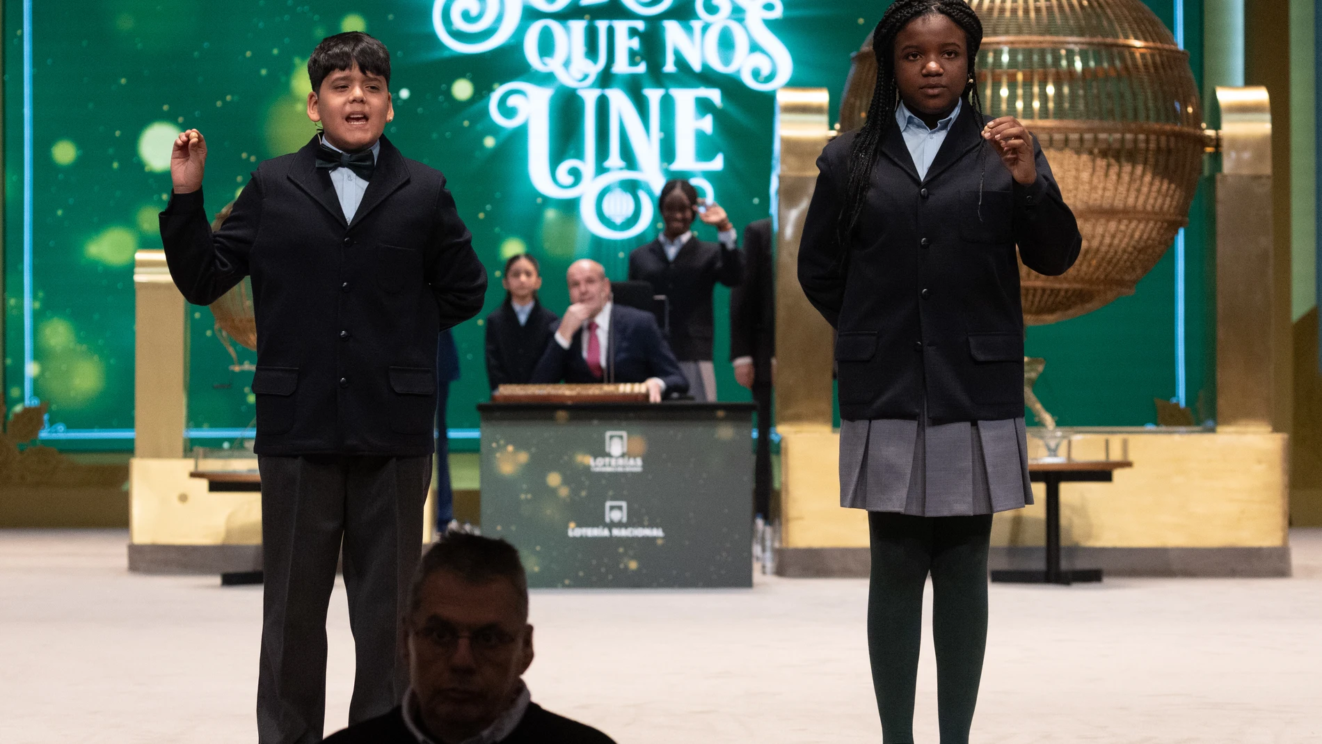 Yesica Paola Valencia y Francisco Moreno cantan el segundo premio, el número 58303, durante el Sorteo Extraordinario de la Lotería de Navidad 2023 en el Teatro Real de Madrid, a 22 de diciembre de 2023, en Madrid (España). El sorteo se celebra en esta ocasión con aforo completo en el patio de butacas del Teatro Real. Hoy se celebra el Sorteo Extraordinario de Navidad 2023, con el que el Estado reparte 2.590 millones de euros en premios entre los 185 millones de décimos de Lotería puestos a la...