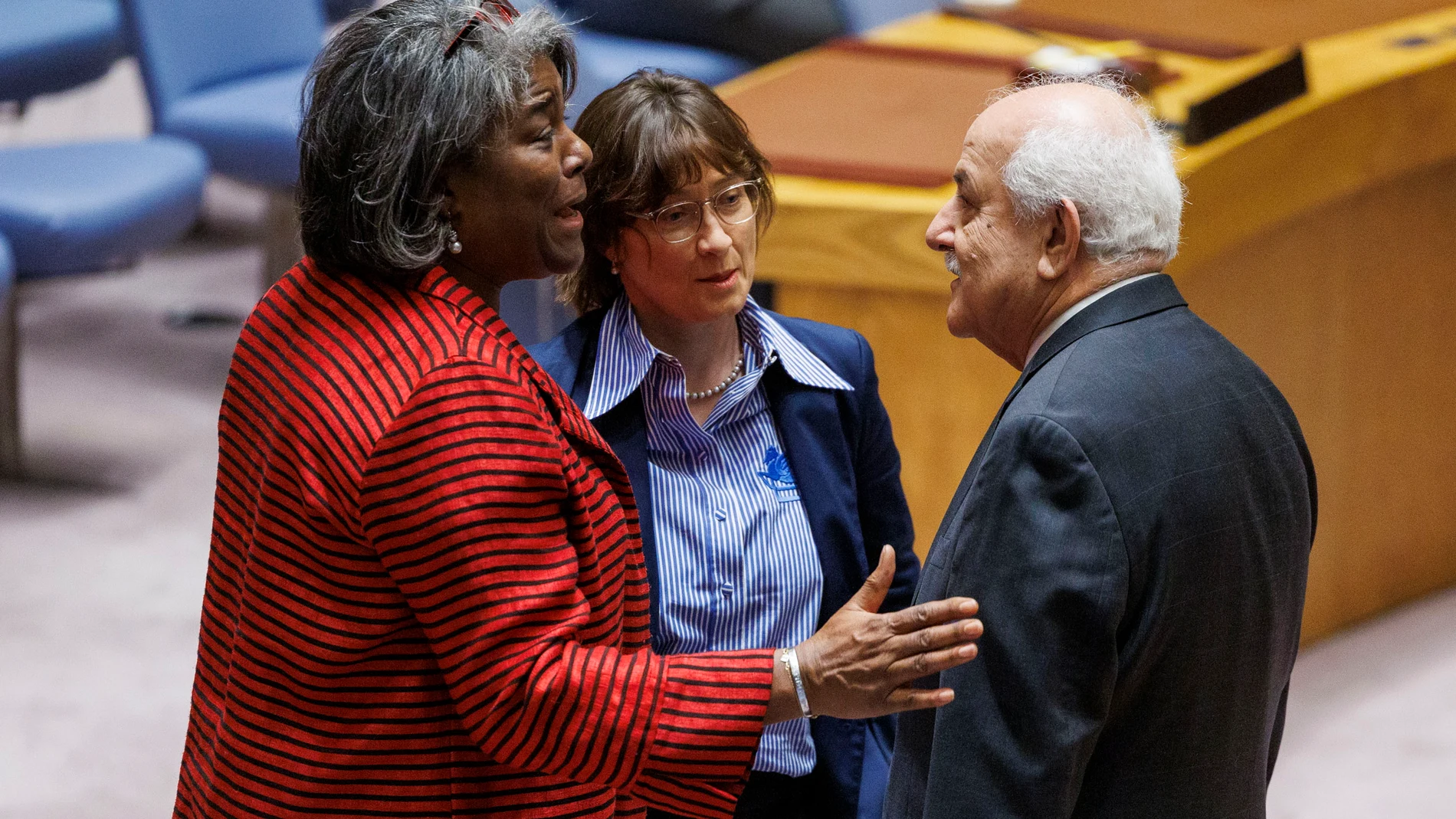 New York (United States), 22/12/2023.- United States Ambassador Linda Thomas-Greenfield (L) speaks with Palestine Ambassador Riyad Mansour (R) before a United Nations Security Council vote on a resolution regarding the Israel-Hamas conflict in New York, New York, USA, 22 December 2023. The resolution was drafted by the United Arab Emirates and 'calls for urgent steps to allow safe and unhindered delivery of aid to stricken civilians in the Gaza Strip,' according to the UN. (Emiratos Árabes Un...