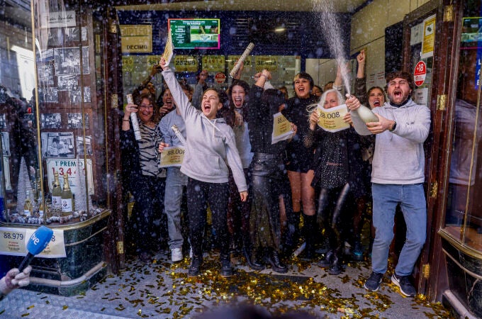 Celebraciones en Doña Manolita tras vender el Gordo del sorteo extraordinario de Navidad de la Lotería Nacional Celebraciones en Doña Manolita tras vender el Gordo del sorteo extraordinario de Navidad de la Lotería Nacional