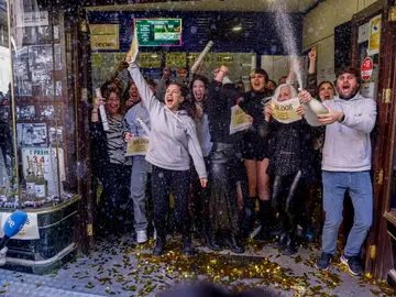 Celebraciones en Doña Manolita tras vender el Gordo del sorteo extraordinario de Navidad de la Lotería Nacional Varias personas celebran en la sucursal Doña Manolita de Madrid el Gordo del sorteo extraordinario de Navidad de la Lotería Nacional que ha recaído en el nº 88.008, este viernes. EFE/Aitor Martín