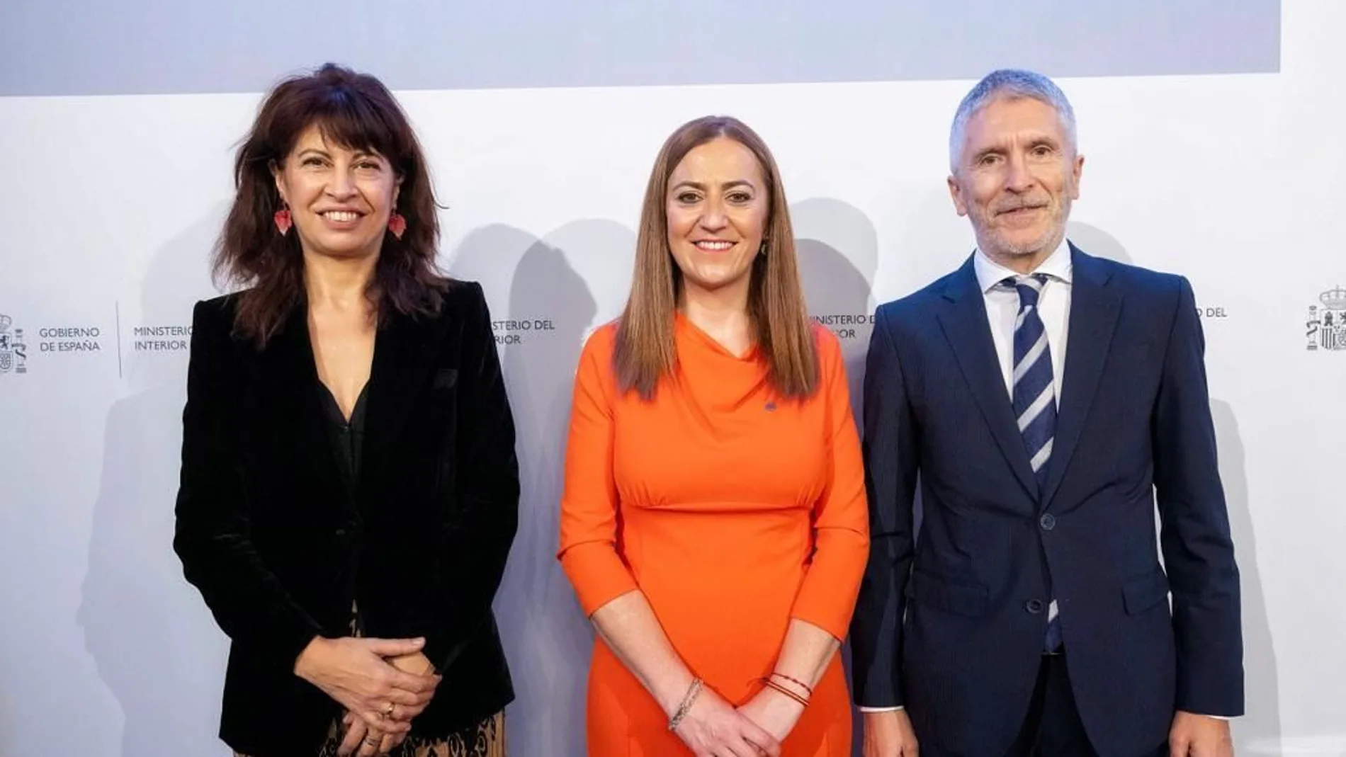 Virginia Barcones, flanqueada por los ministros Ana Redondo y Fernando Grande Marlaska, tras tomar posesión como directora de Protección Civil en el Gobierno de Sánchez
