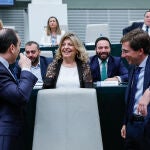 Almeida y Borja Carabante charlan con Engracia Hidalgo, esta mañana, en el Pleno de Cibeles