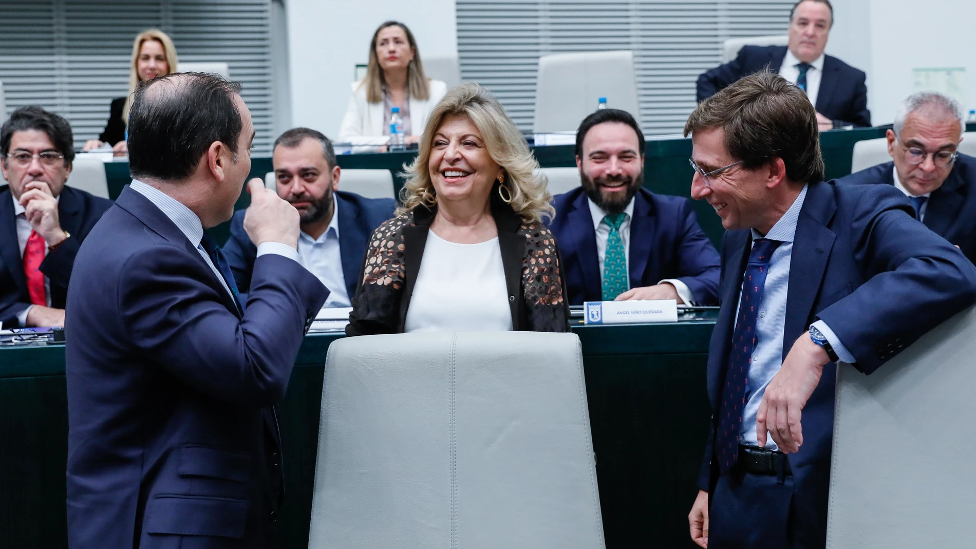 Almeida y Borja Carabante charlan con Engracia Hidalgo, esta mañana, en el Pleno de Cibeles