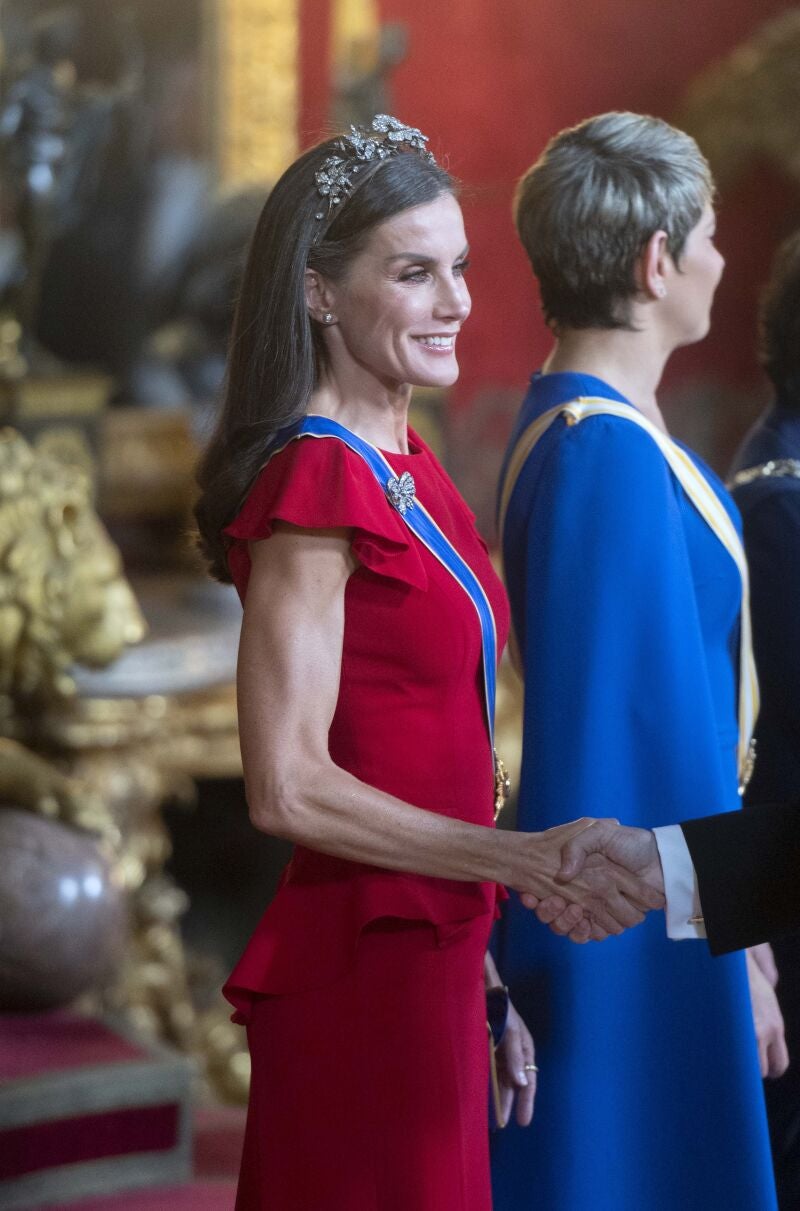 La Reina Letizia saluda a los asistentes a la cena de gala organizada por los Reyes al presidente colombiano, en el Palacio Real, a 3 de mayo de 2023, en Madrid (España).