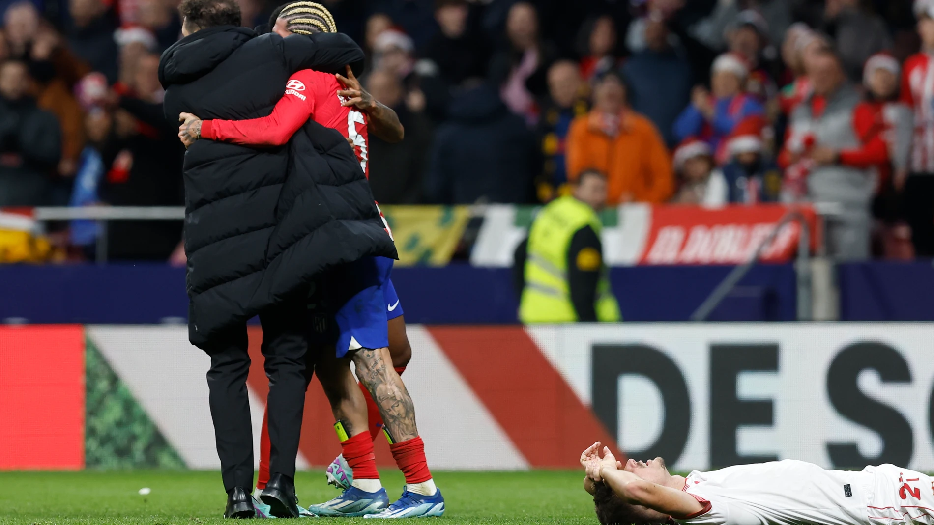 MADRID 23/12/2023.- El entrenador del Atlético de Madrid, Diego Pablo Simeone (i), se abraza al centrocampista del conjunto Rodrigo de Paul tras el partido de LaLiga que enfrenta este sábado al Atlético de Madrid y al Sevilla FC en el Cívitas Metropolitano. EFE/ Chema Moya