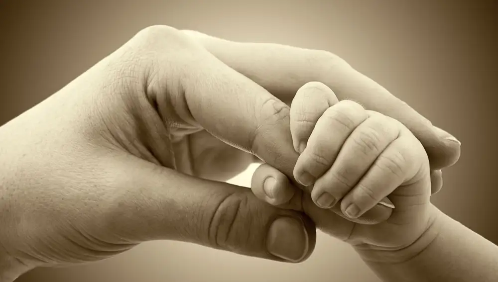 Manos de una madre con su bebé