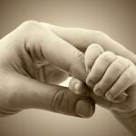 Manos de una madre con su bebé