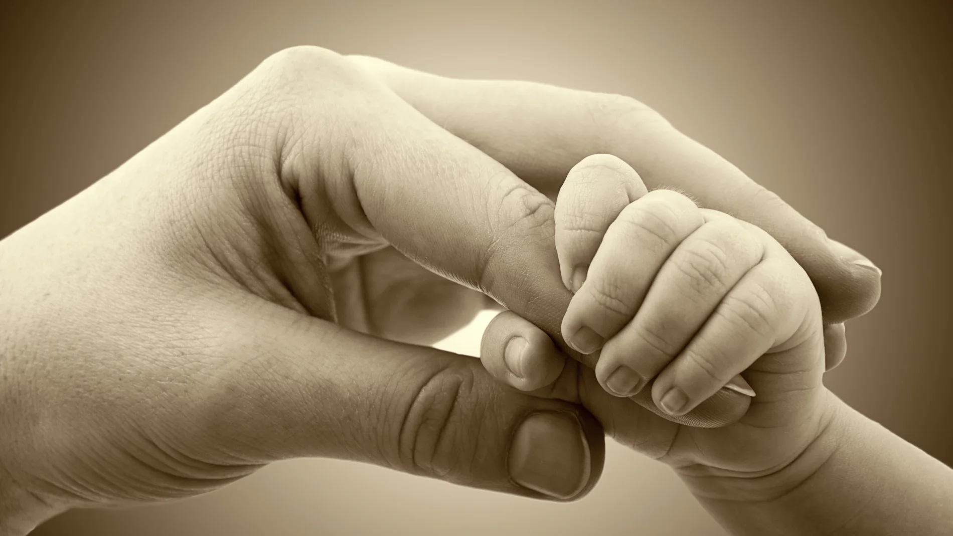 Manos de una madre con su bebé