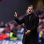 Quique Sánchez Flores da instrucciones en la banda del Metropolitano