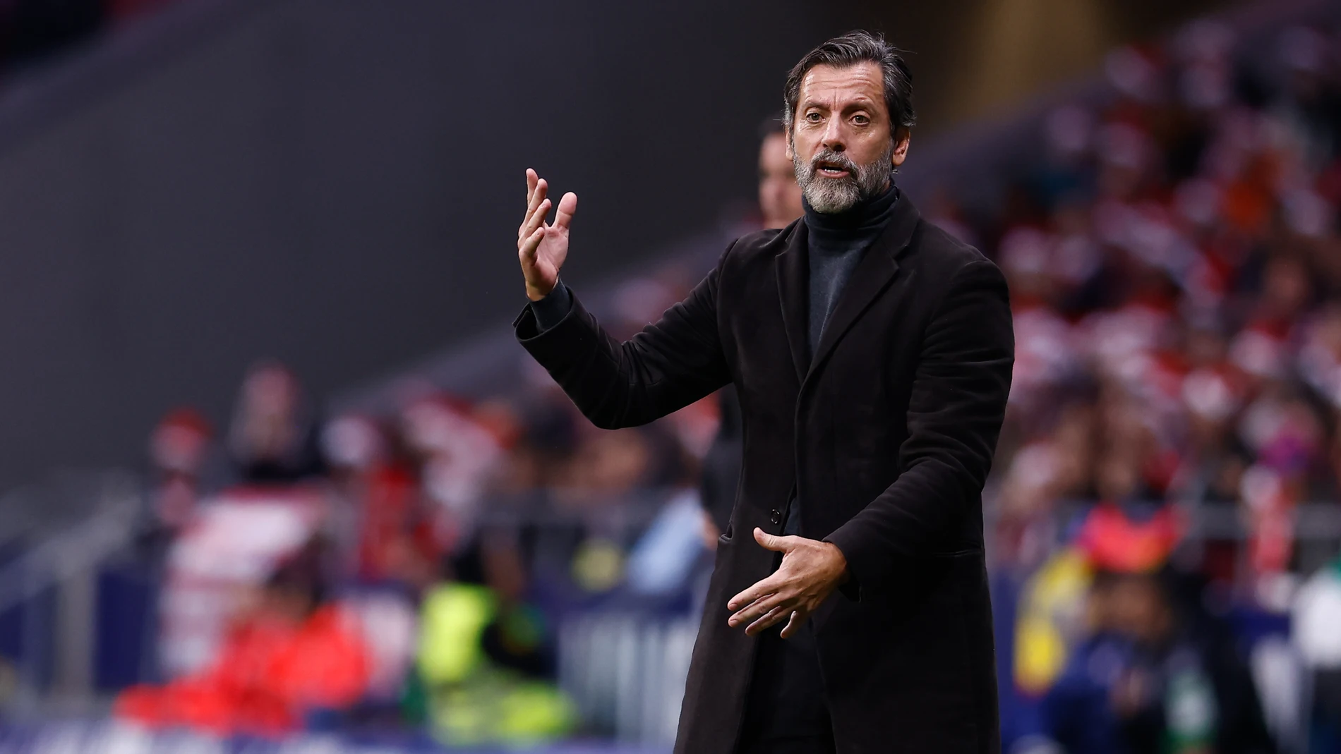 Quique Sánchez Flores da instrucciones en la banda del Metropolitano