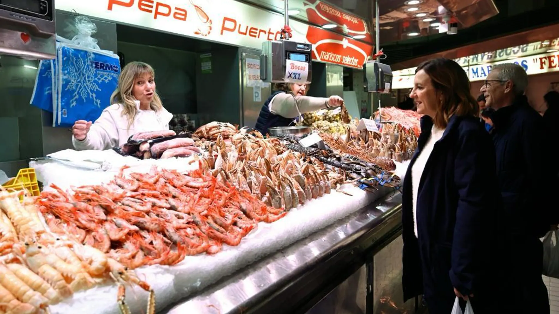 La alcaldesa visita el Mercado Central a las siete de la mañana del "día más fuerte" del año
