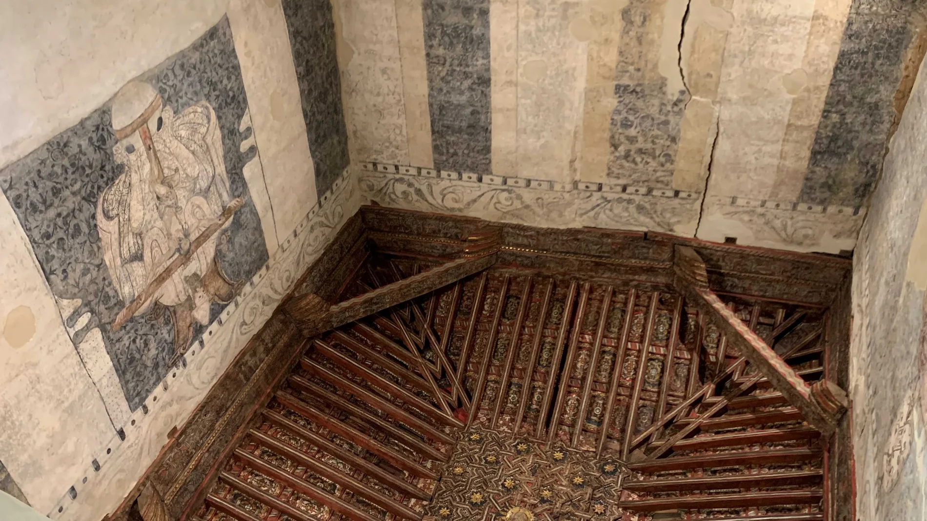 Artesonado mudéjar del siglo XV de la capilla de la iglesia de Villacé (Villamañán, León)