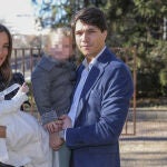 María Pombo y Pablo Castellano con sus hijos