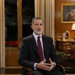 MADRID, 24/12/2022.- El rey Felipe VI pronuncia su tradicional discurso de Nochebuena, el noveno de su reinado, en un momento marcado por la crispación entre los partidos políticos y por la crisis institucional sin precedentes abierta entre el Gobierno y el Tribunal Constitucional (TC) tras frenar éste la tramitación parlamentaria de la reforma para la elección de sus magistrados.