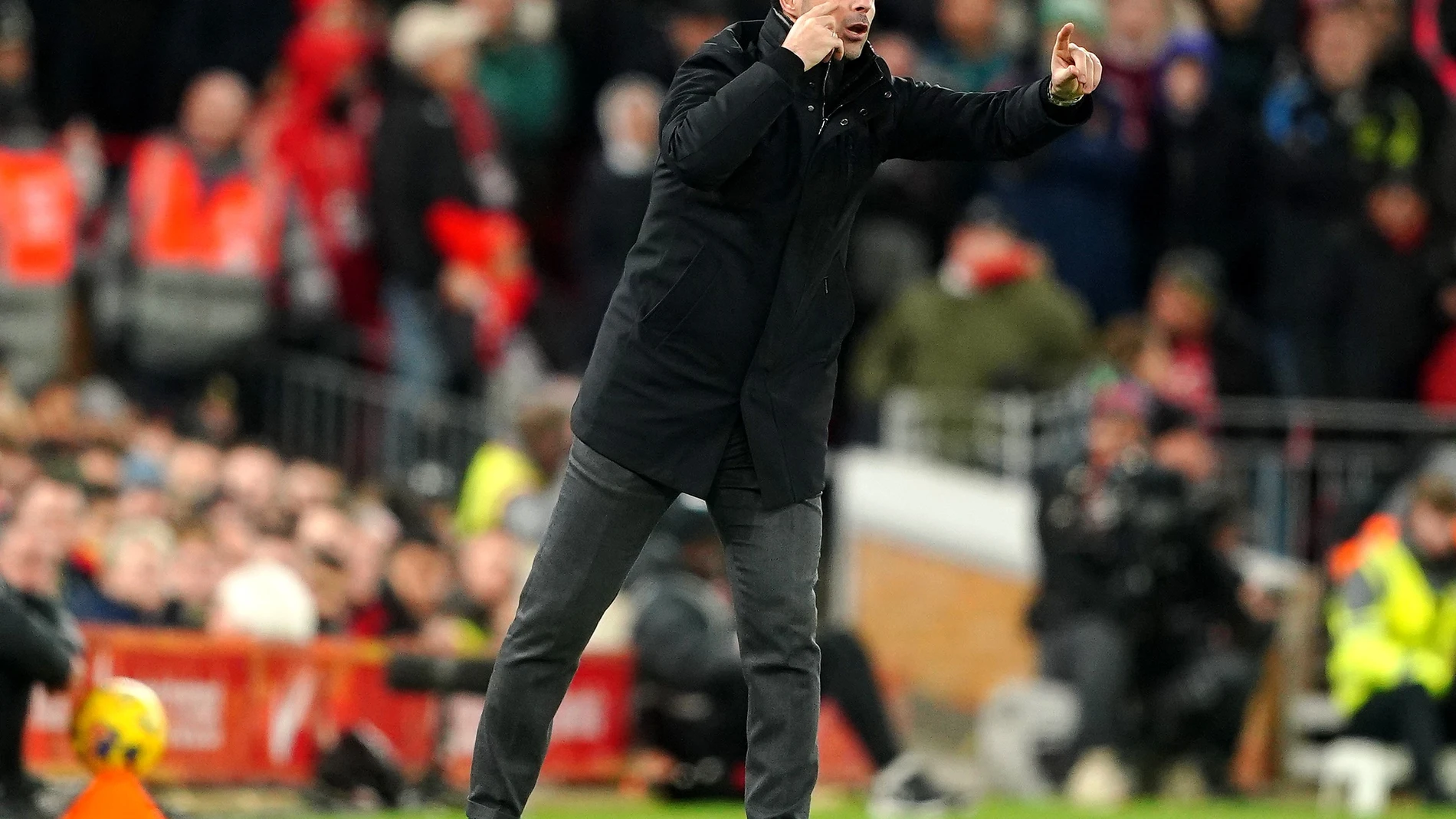 23 December 2023, United Kingdom, Liverpool: Arsenal manager Mikel Arteta gestures on the touchline during the English Premier League soccer match between Liverpool and Arsenal at Anfield. Photo: Peter Byrne/PA Wire/dpa 23/12/2023 ONLY FOR USE IN SPAIN