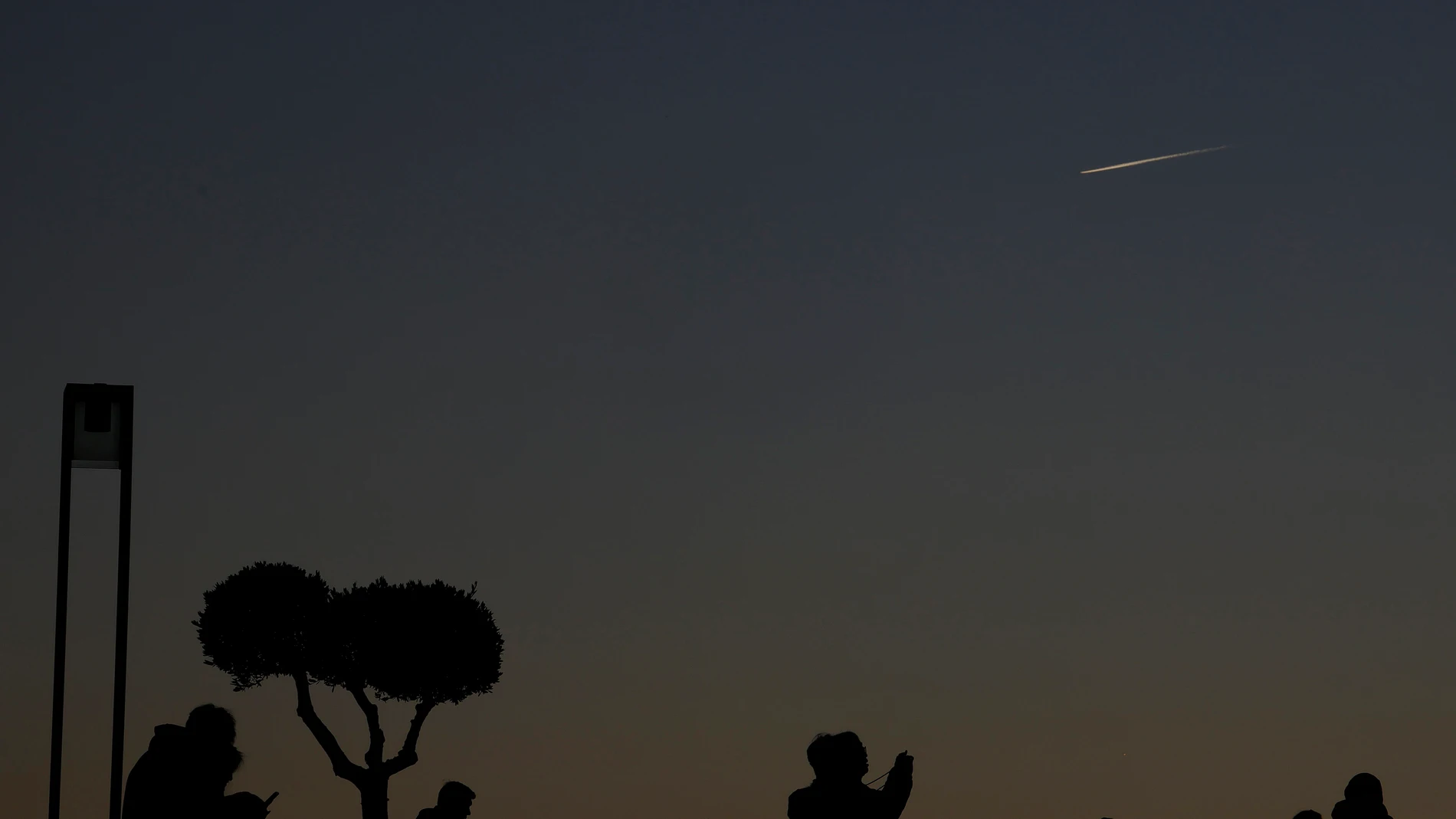 CÓRDOBA, 23/12/2023.- Varias personas caminan al atardecer de este sábado por el puente romano de Córdoba en una jornada con cielos despejados. La Agencia Estatal de Meteorología (Aemet) prevé para mañana domingo tiempo anticiclónico, con predominio de cielos poco nubosos o despejados, en Península y Baleares. Se esperan nieblas en la Meseta y en las depresiones del nordeste, así como un aumento notable de las temperaturas en Pirineos y Sistema Ibérico norte. EFE/Salas