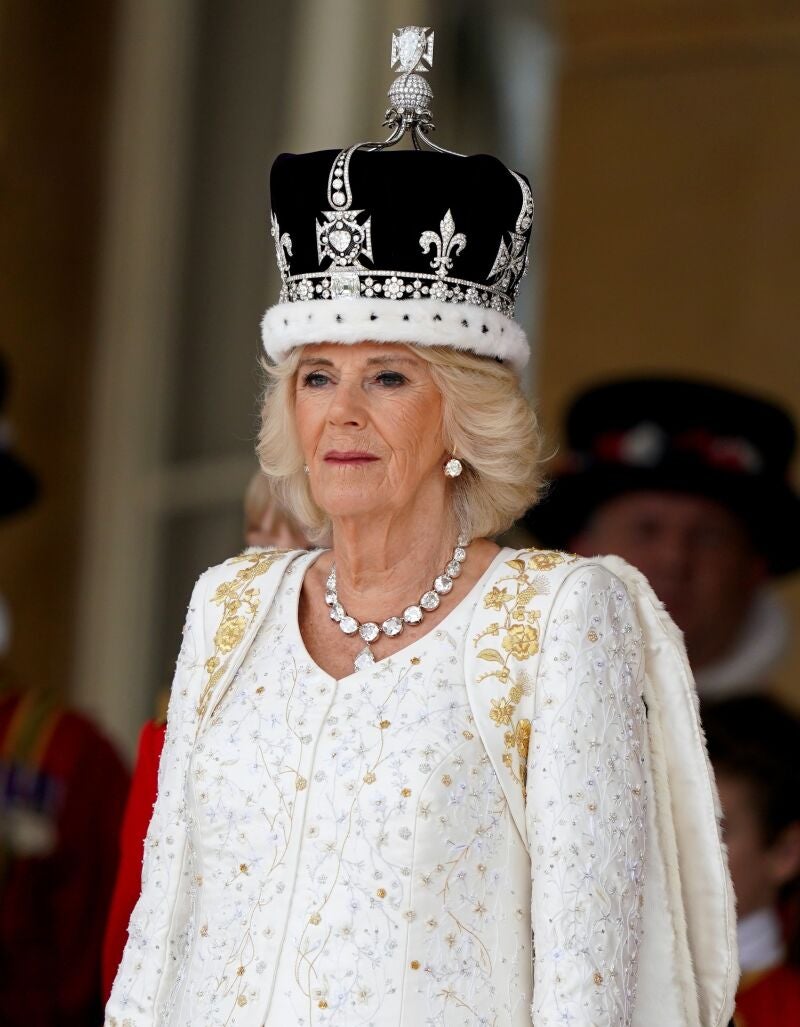 La reina Camilla recibe un saludo real de miembros del ejército en los jardines de Buckingham Place, Londres, tras la coronación.
