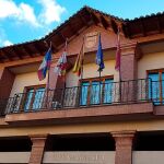 Imagen de la fachada del Ayuntamiento de Santa María del Páramo (León)