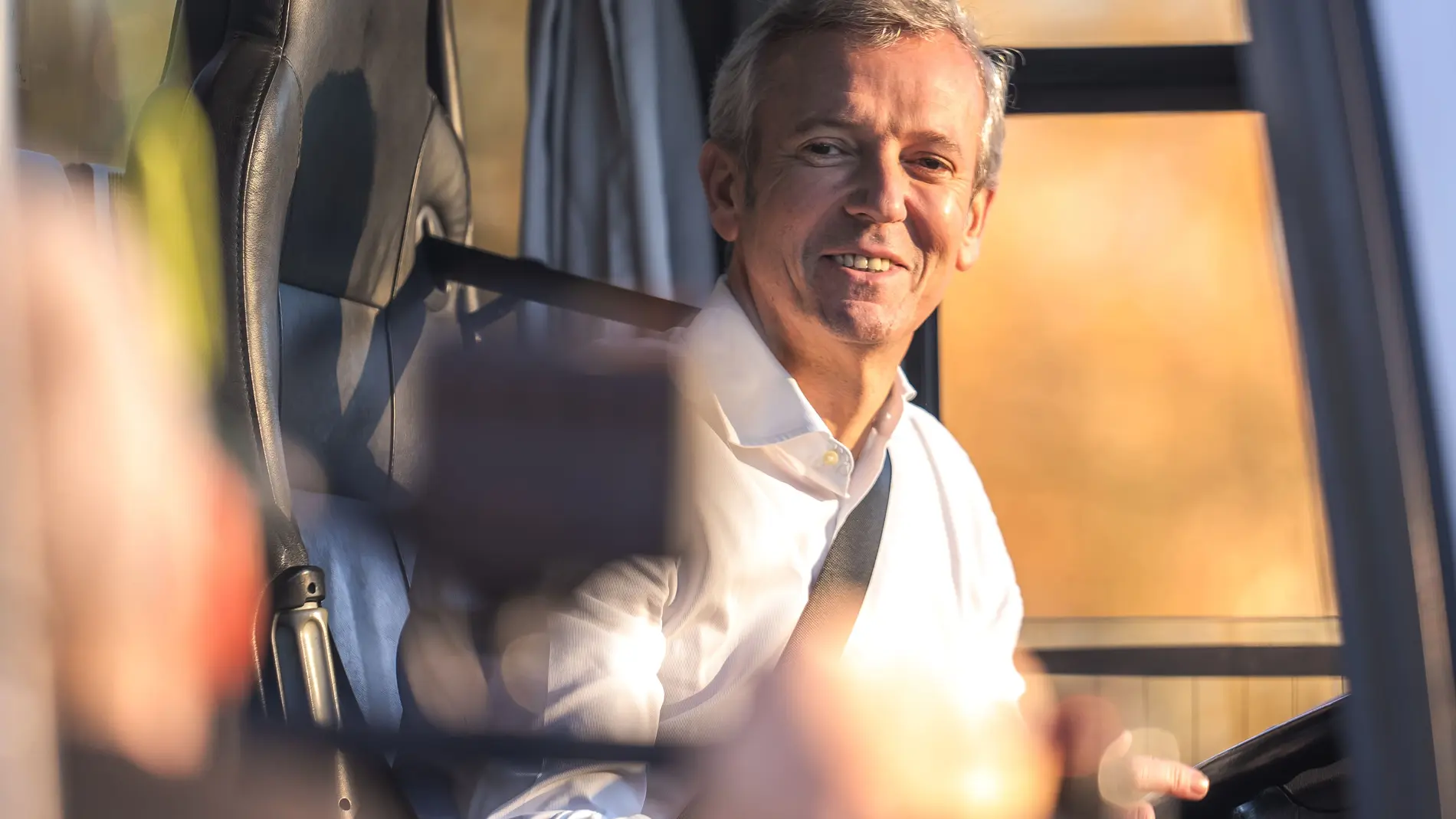 Rueda subido al autobús.